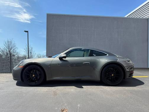 Aventurine Green Metallic 2021 Porsche 911