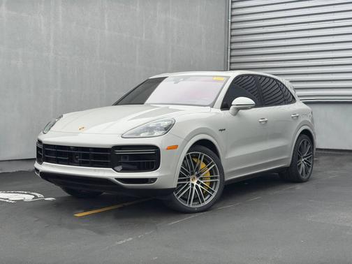 Chalk 2020 Porsche Cayenne