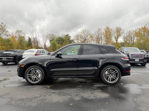 Jet Black Metallic 2021 Porsche Macan
