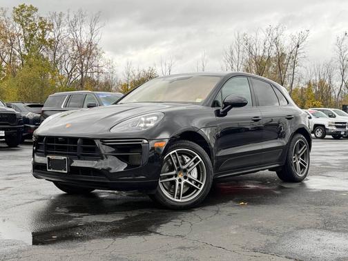 Jet Black Metallic 2021 Porsche Macan