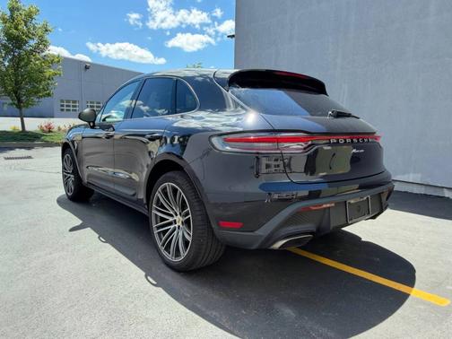 Jet Black Metallic 2025 Porsche Macan
