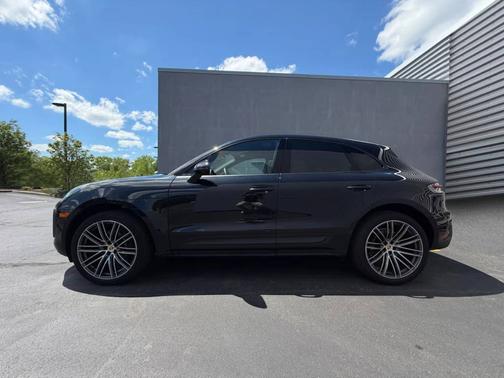 Jet Black Metallic 2025 Porsche Macan