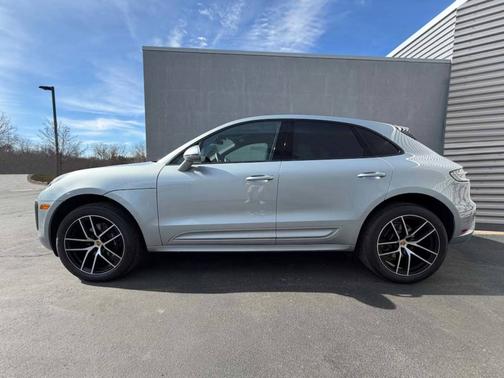 Dolomite Silver Metallic 2025 Porsche Macan