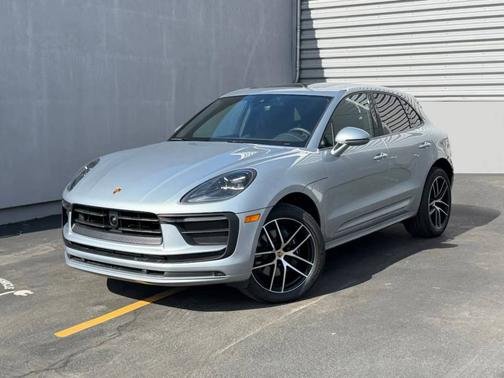 Dolomite Silver Metallic 2025 Porsche Macan