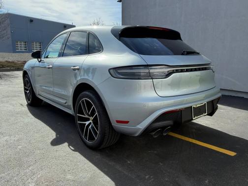 Dolomite Silver Metallic 2025 Porsche Macan