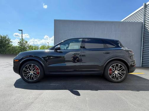 Chromite Black Metallic 2025 Porsche Cayenne