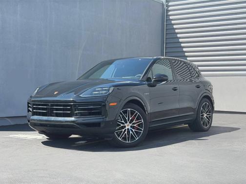 Chromite Black Metallic 2025 Porsche Cayenne