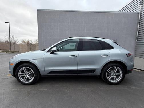Dolomite Silver Metallic 2020 Porsche Macan