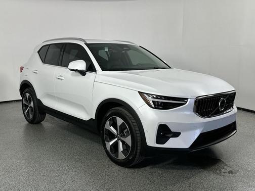 2025 Volvo XC40 B5 Plus Bright Theme