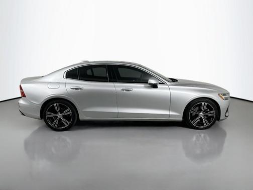Bright Silver Metallic 2022 Volvo S60 B5 Inscription
