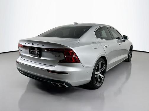 Bright Silver Metallic 2022 Volvo S60 B5 Inscription