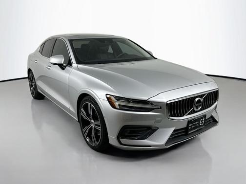 Bright Silver Metallic 2022 Volvo S60 B5 Inscription