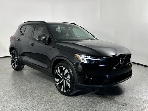 2025 Volvo XC40 B5 Plus Dark Theme