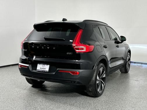 2025 Volvo XC40 B5 Plus Dark Theme