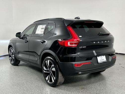 2025 Volvo XC40 B5 Plus Dark Theme