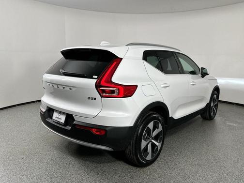 2025 Volvo XC40 B5 Core Bright Theme