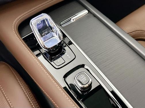 2024 Volvo XC90 Recharge Plug-In Hybrid T8 Ultimate Bright Theme 7-Seater