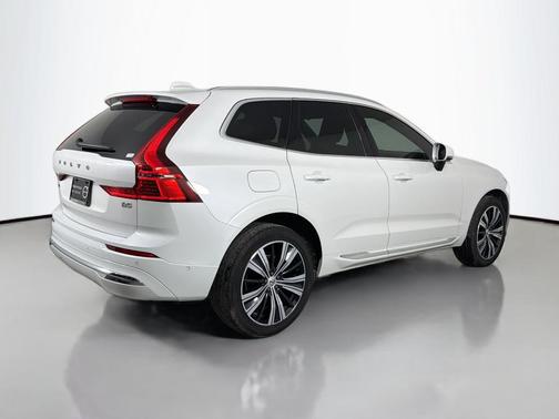 Crystal White Metallic 2023 Volvo XC60 B5 Ultimate Bright Theme