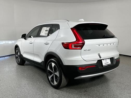 2025 Volvo XC40 B5 Plus Bright Theme