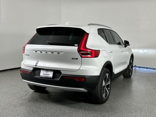 2025 Volvo XC40 B5 Plus Bright Theme