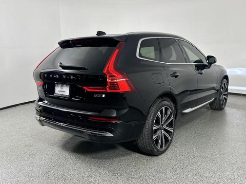 2023 Volvo XC60 B5 Ultimate Bright Theme