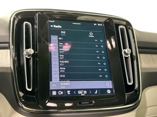 2025 Volvo XC40 B5 Plus Bright Theme