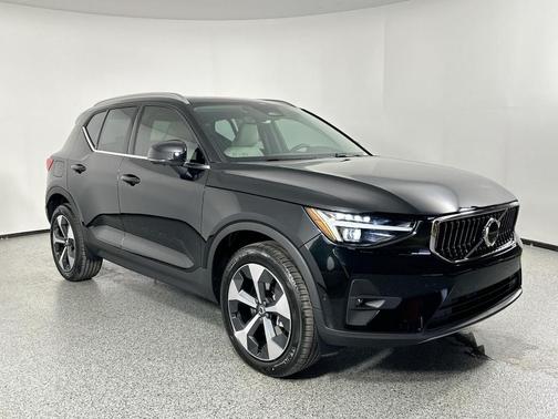 2025 Volvo XC40 B5 Plus Bright Theme