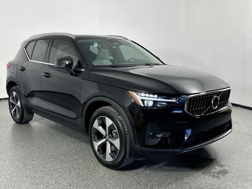 2025 Volvo XC40 B5 Plus Bright Theme