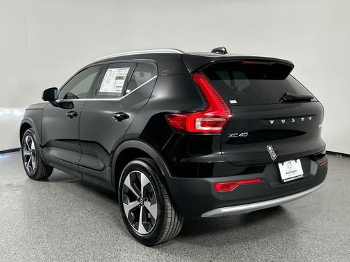 2025 Volvo XC40 B5 Plus Bright Theme