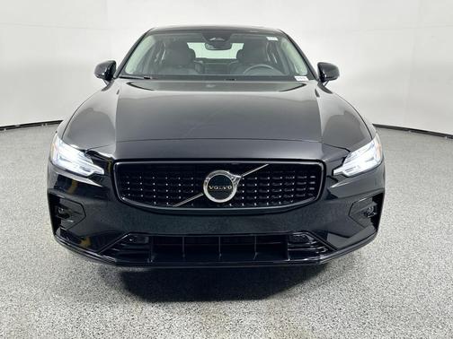 2023 Volvo S60 B5 Core Dark Theme