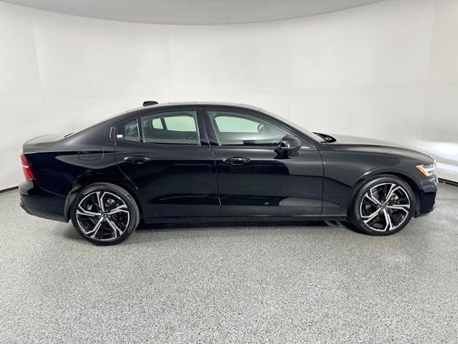 2023 Volvo S60 B5 Core Dark Theme
