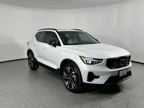 2023 Volvo XC40 B5 Ultimate Dark Theme