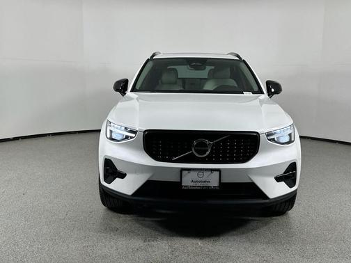2023 Volvo XC40 B5 Ultimate Dark Theme