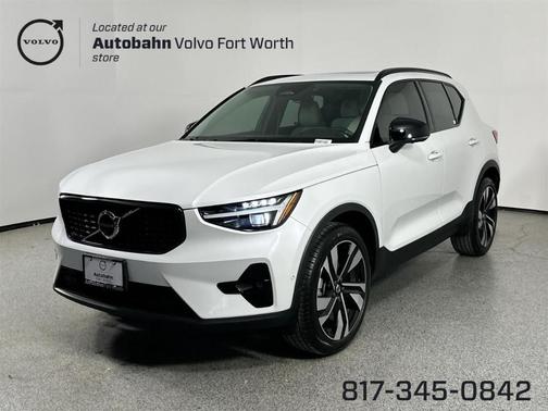 2023 Volvo XC40 B5 Ultimate Dark Theme