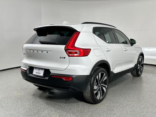 2023 Volvo XC40 B5 Ultimate Dark Theme