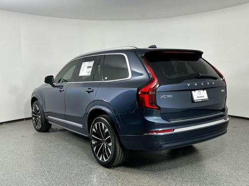 2025 Volvo XC90 B5 Core