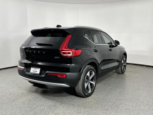 2025 Volvo XC40 B5 Core Bright Theme