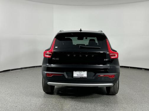 2025 Volvo XC40 B5 Core Bright Theme