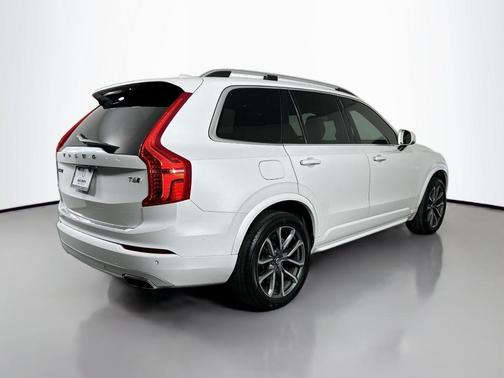 2017 Volvo XC90 T6 Momentum