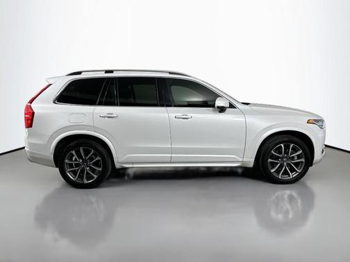 2017 Volvo XC90 T6 Momentum