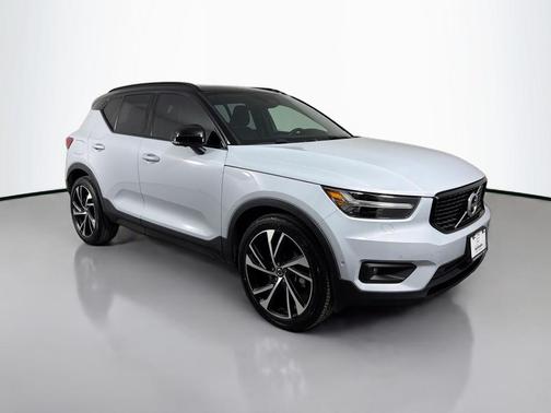 Glacier Silver Metallic 2021 Volvo XC40 T5 R-Design
