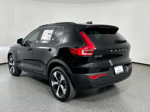 2025 Volvo XC40 B5 Plus Dark Theme