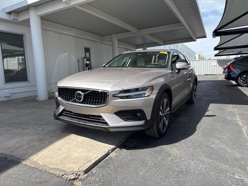 2023 Volvo V60 Cross Country B5 Plus