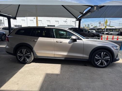 2023 Volvo V60 Cross Country B5 Plus