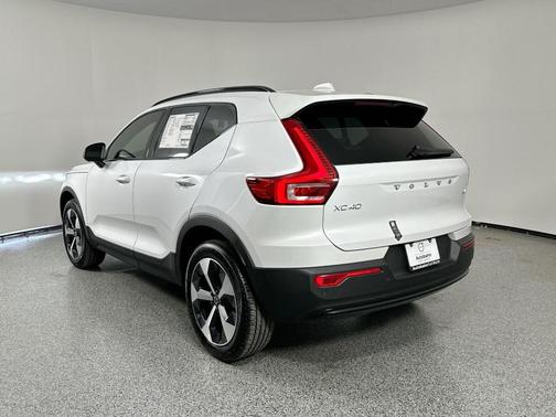 2025 Volvo XC40 B5 Plus Dark Theme