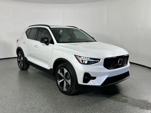 2025 Volvo XC40 B5 Plus Dark Theme