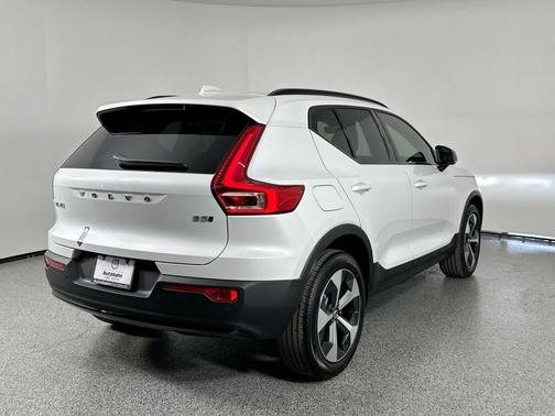 2025 Volvo XC40 B5 Plus Dark Theme