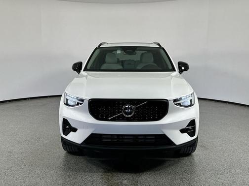2025 Volvo XC40 B5 Plus Dark Theme