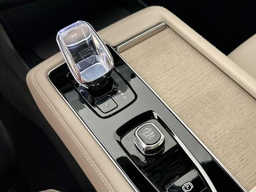 2025 Volvo XC90 Plug-In Hybrid T8 Core 7-Seater