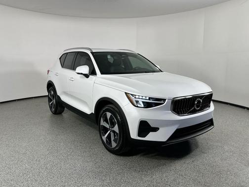 2025 Volvo XC40 B5 Core Bright Theme